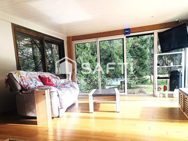Maison plain pied avec grand terrain et rivière — photo du bien