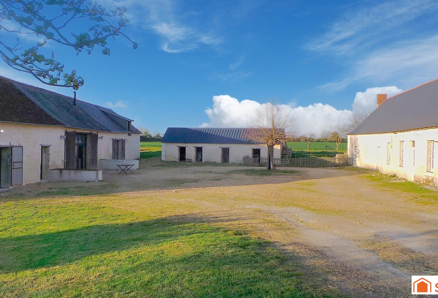 Bien rare ancien corps de ferme avec grange restaurée en maison d'habitation et longère — photo 1