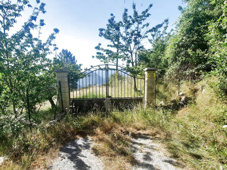 Terrain plat viabilisé, vue dégagèe , Vallée de l'Esteron. — photo 1