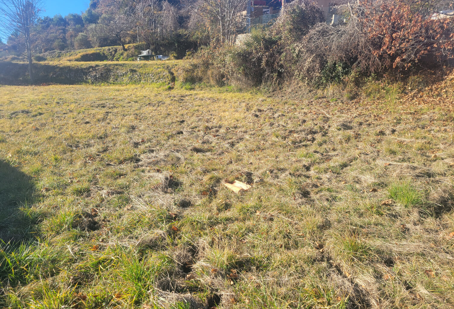 Terrain plat viabilisé, vue dégagèe , Vallée de l'Esteron. — photo 1
