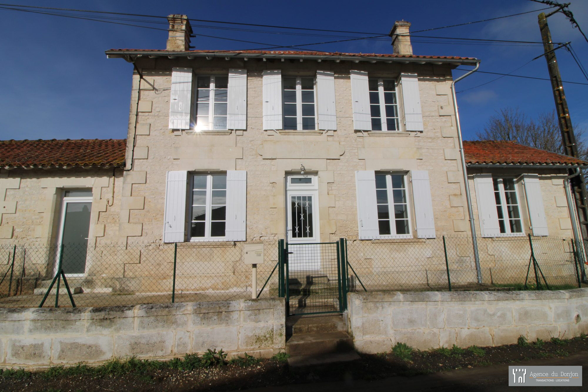 Villa / Maison  T4 à louer Mazerolles 17800