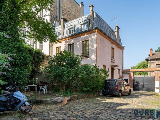 Un ensemble immobilier avec appartement et bureaux et atelier av — photo du bien