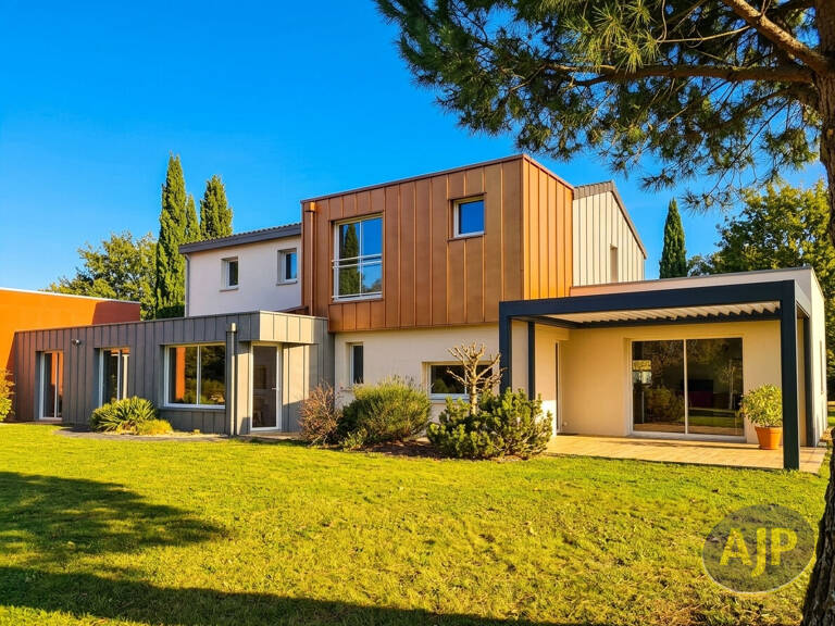 LEGÉ- Villa avec piscine intérieure ! — photo 1