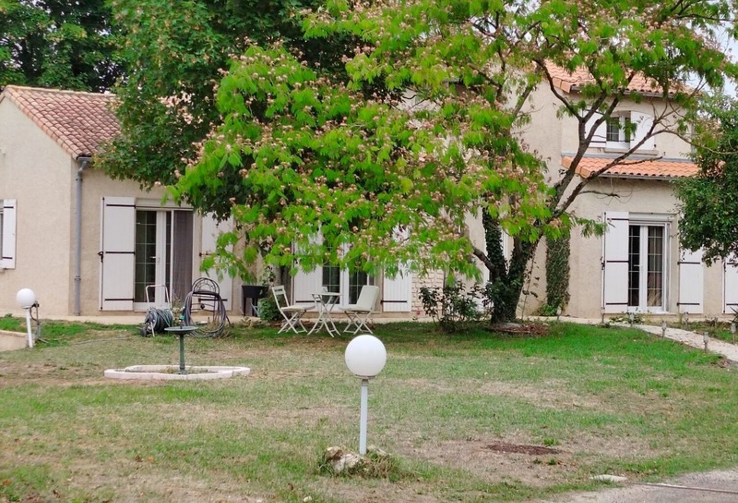 Maison d'architecte de 284 m² avec parc et piscine chauffée - Neuville de Poitou — photo 1