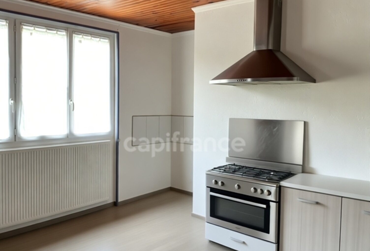 A NOIRETABLE (42) Batiment Professionnel  avec un APPART de 84 M2 sur un terrain de 8700 m2 — photo 1