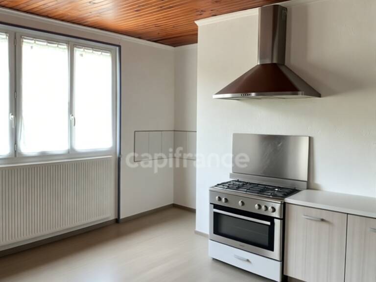 A NOIRETABLE (42) Batiment Professionnel  avec un APPART de 84 M2 sur un terrain de 8700 m2 — photo 1