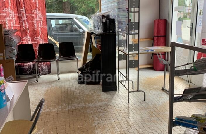 A NOIRETABLE (42) Batiment Professionnel  avec un APPART de 84 M2 sur un terrain de 8700 m2 — photo 3