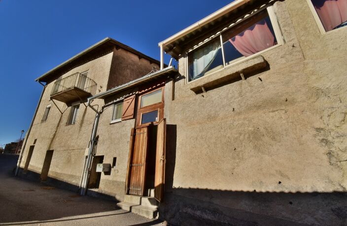 Maison de Village avec extérieur. VIAGER occupé 1 Tête. LA SAULCE (05) — photo 2