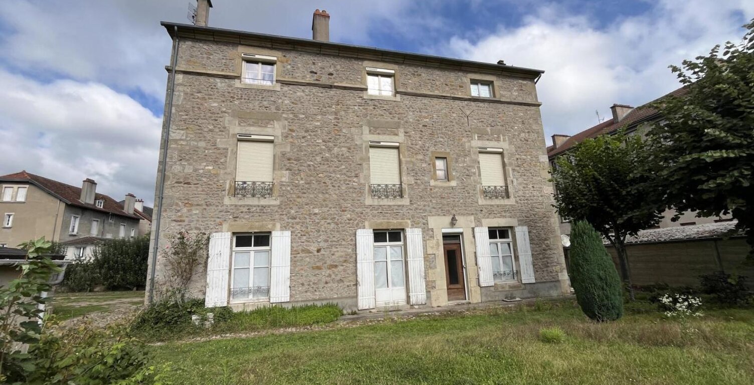 Maison en pierre de 335 m² en plein centre-ville — photo 1