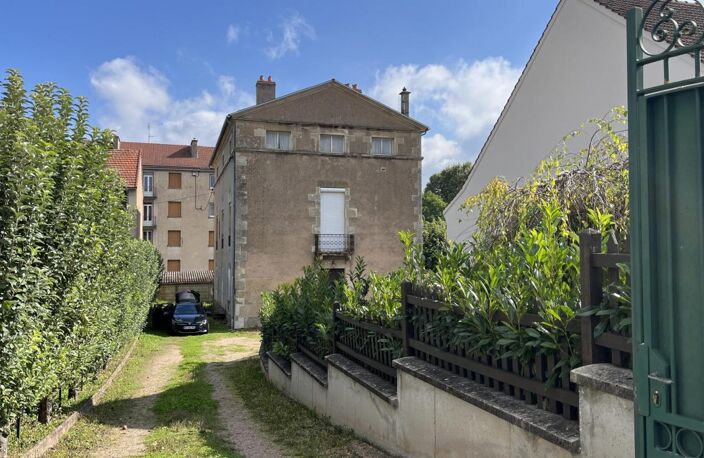 Maison en pierre de 335 m² en plein centre-ville — photo 2
