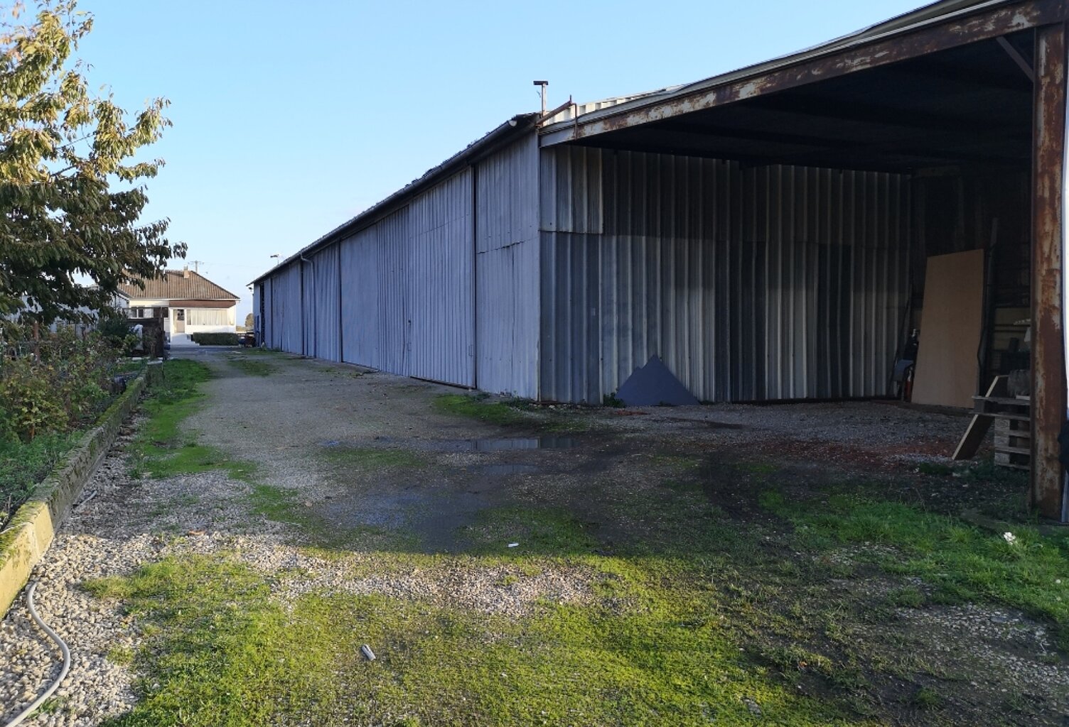 Terrain  avec hangars fermés. Rare ! Stockage possible, idéal artisan — photo 1