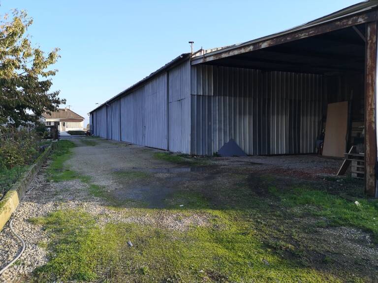 Terrain  avec hangars fermés. Rare ! Stockage possible, idéal artisan — photo 1