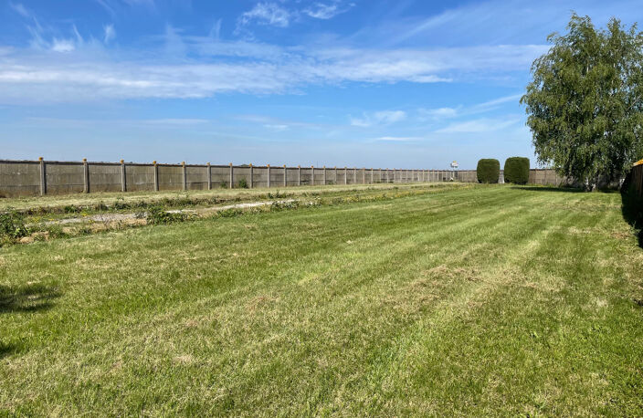 Terrain  avec hangars fermés. Rare ! Stockage possible, idéal artisan — photo 2