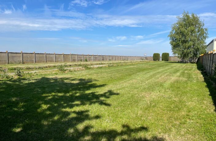 Terrain  avec hangars fermés. Rare ! Stockage possible, idéal artisan — photo 4