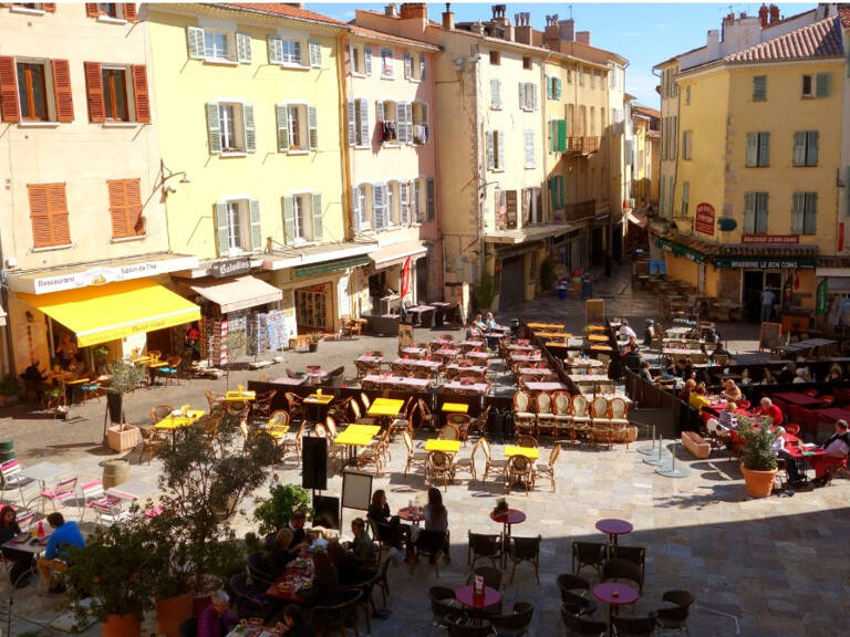 Appartement T2,de 40,75 m2 , avec terrasse de 15 m2 ,dans le centre de Hyeres les palmiers — photo 1