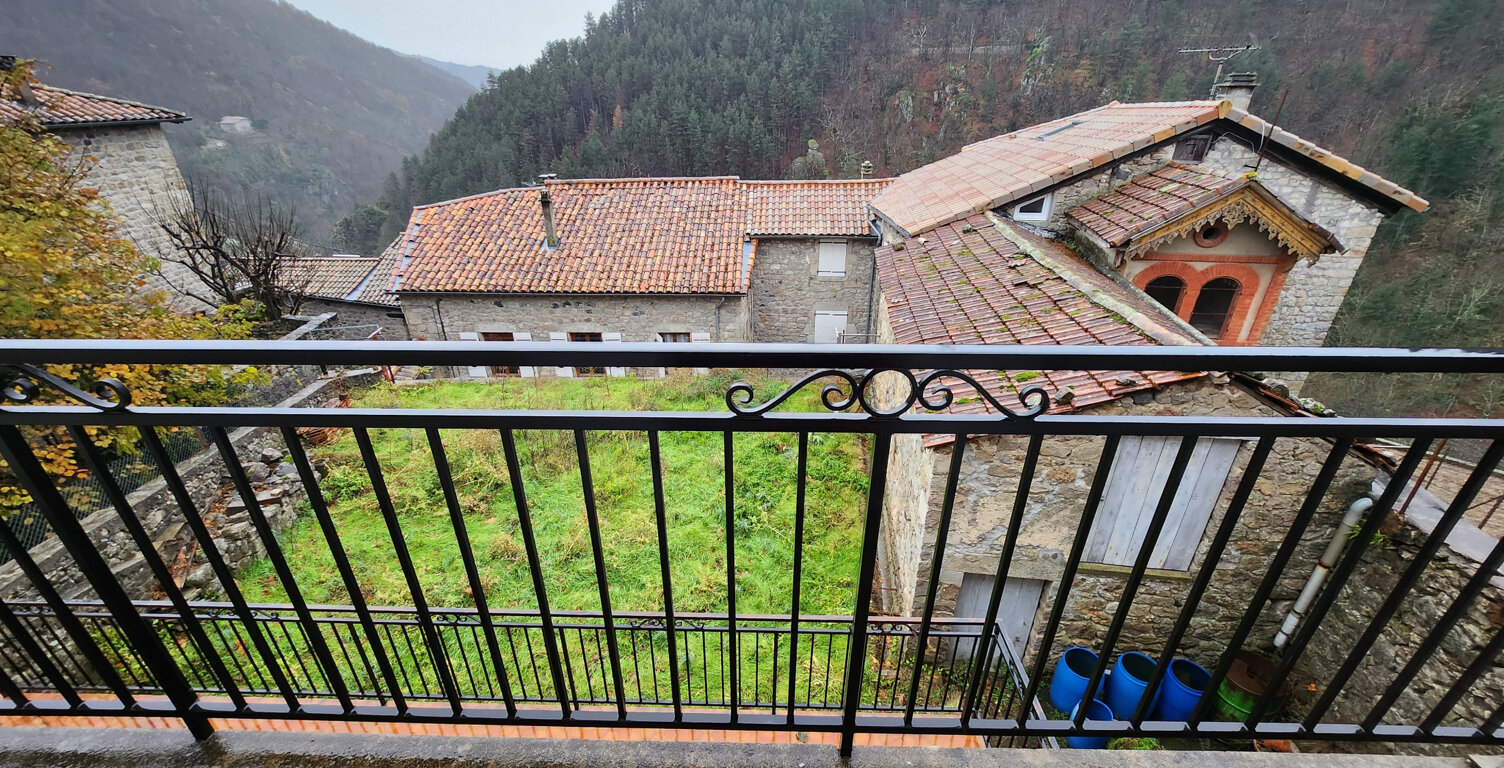 Maison de village en pierre - avec balcons, terrasses et jar — photo 1