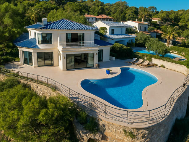 PIEDS DANS L'EAU VILLA DE 240M2 FACE A LA MER AVEC PISCINE, AUX ISSAMBRES — photo du bien