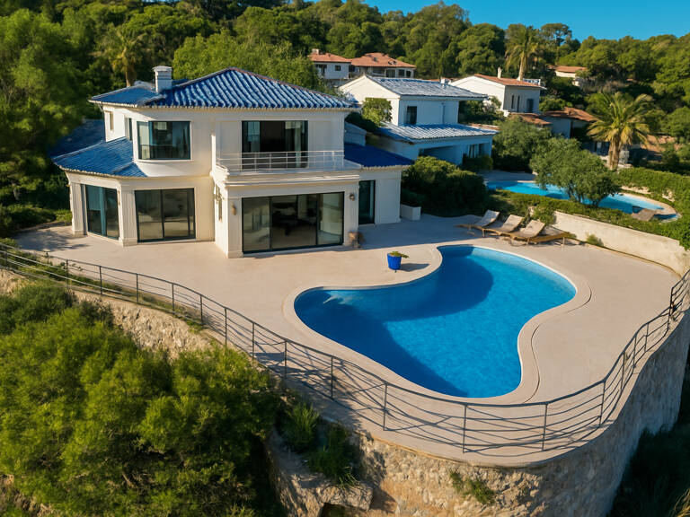 PIEDS DANS L'EAU VILLA DE 240M2 FACE A LA MER AVEC PISCINE, AUX ISSAMBRES — photo 1