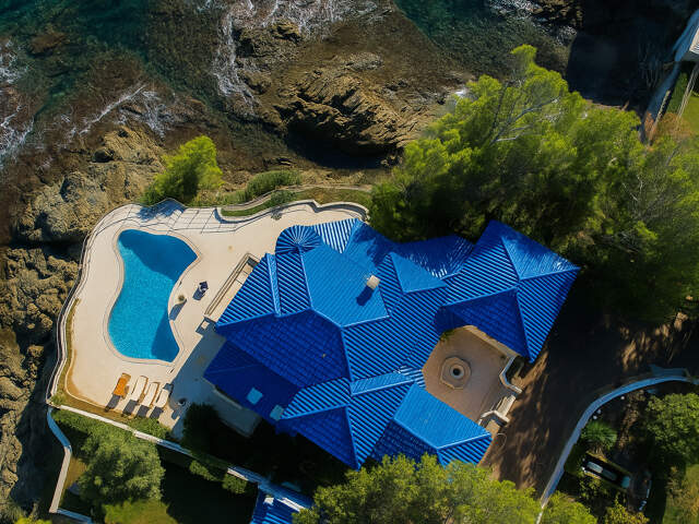 PIEDS DANS L'EAU VILLA DE 240M2 FACE A LA MER AVEC PISCINE, AUX ISSAMBRES — photo du bien