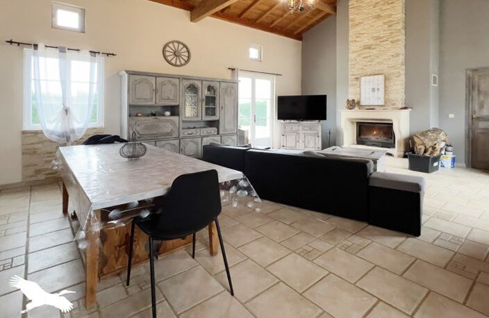 Vente maison 4 pièces 138 m² Confolens (16500) — photo 2