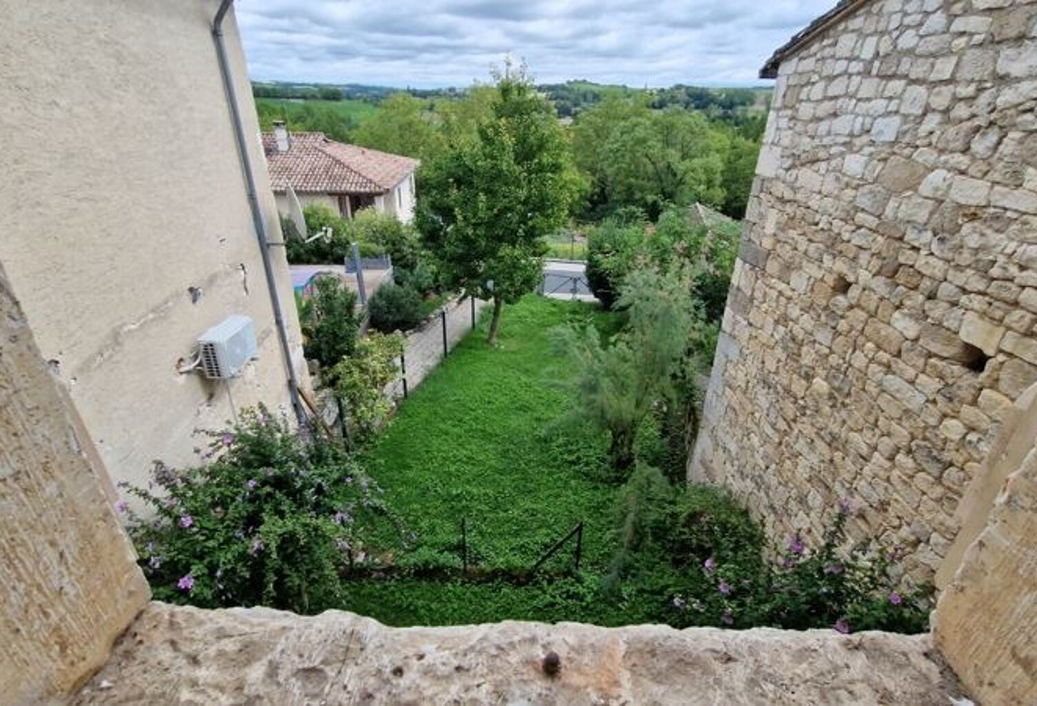 Maison en pierre de 2 pièces principales — photo 1
