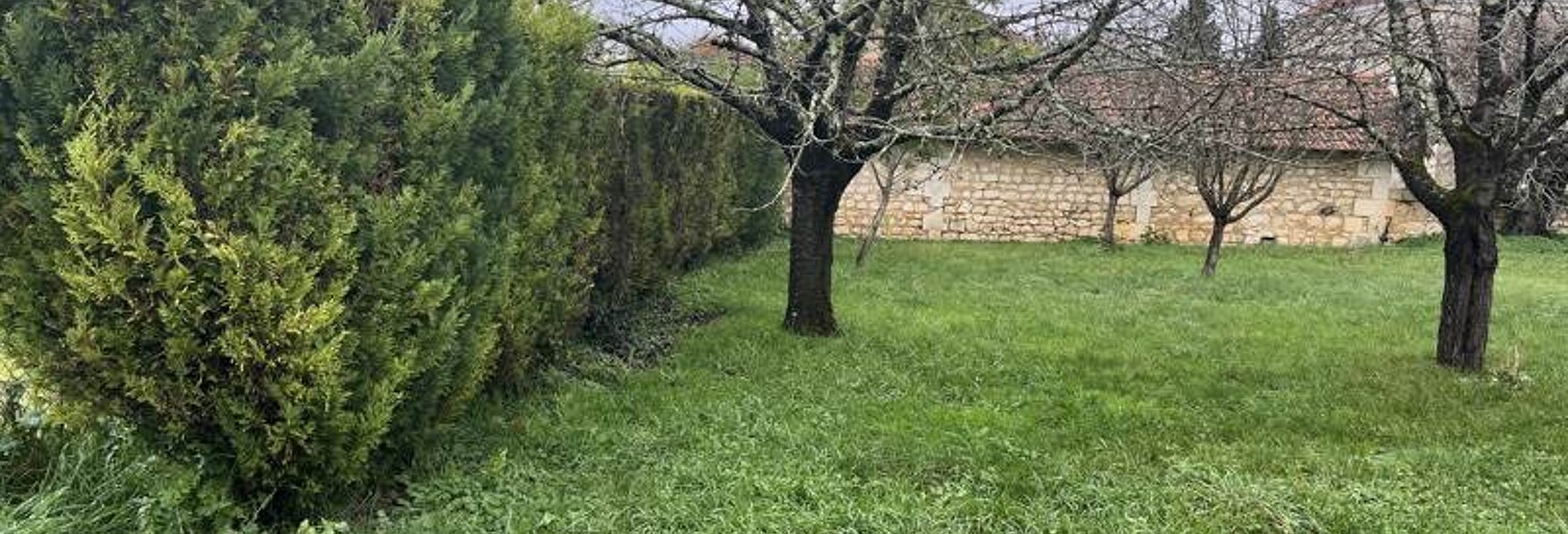 Terrain  1076 m² à vendre à Vœuil-et-Giget (16400)