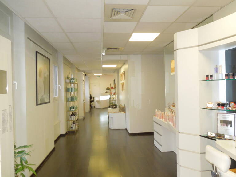 LOCAUX / BUREAUX A LOUER — photo 1