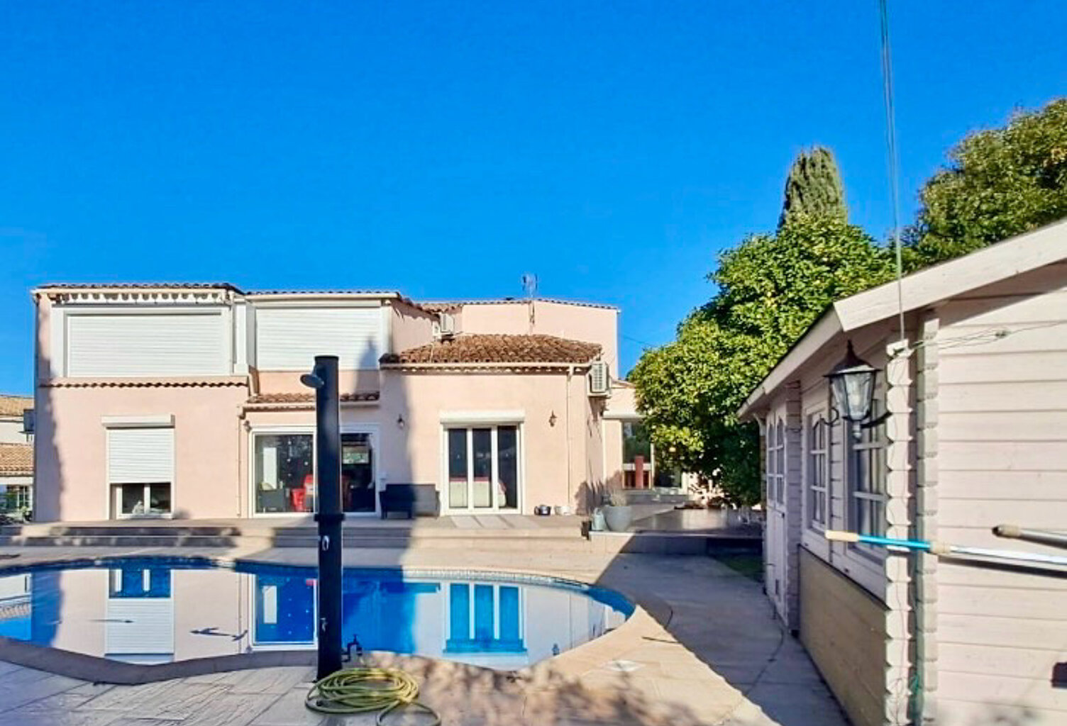 LA ROQUETTE VILLA INDIVIDUELLE SUD T6 DE 245 M2 PISCINE TERR — photo 1