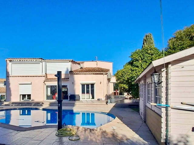 LA ROQUETTE VILLA INDIVIDUELLE SUD T6 DE 245 M2 PISCINE TERR — photo du bien