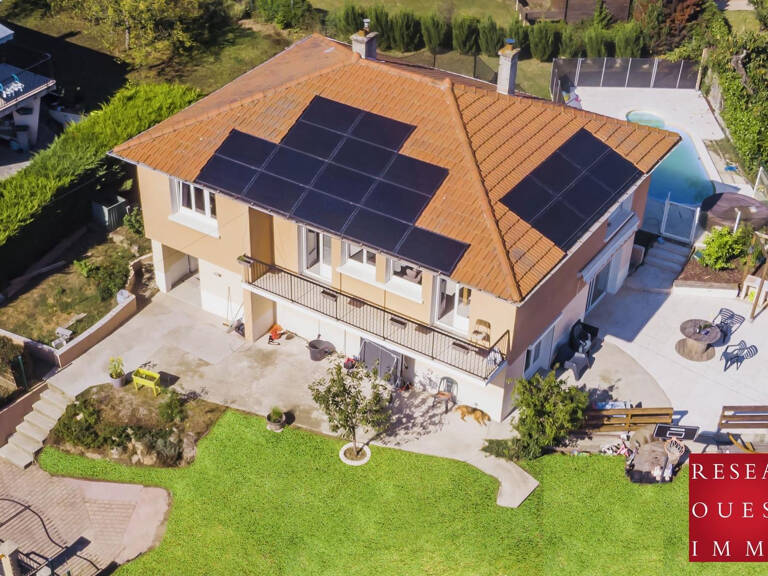 MAISON FAMILIALE DE 180M2 AU COEUR DU VILLAGE DE SAINT GENIS — photo 1