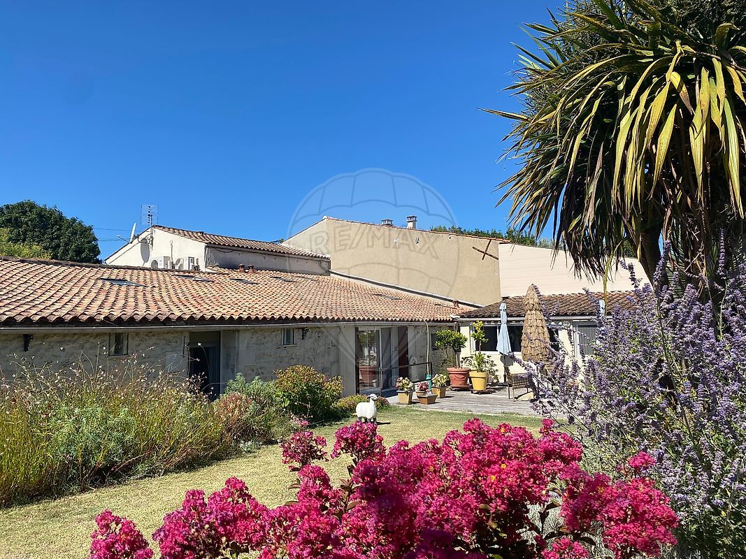 Villa / Maison  T8 à vendre Semussac 17120