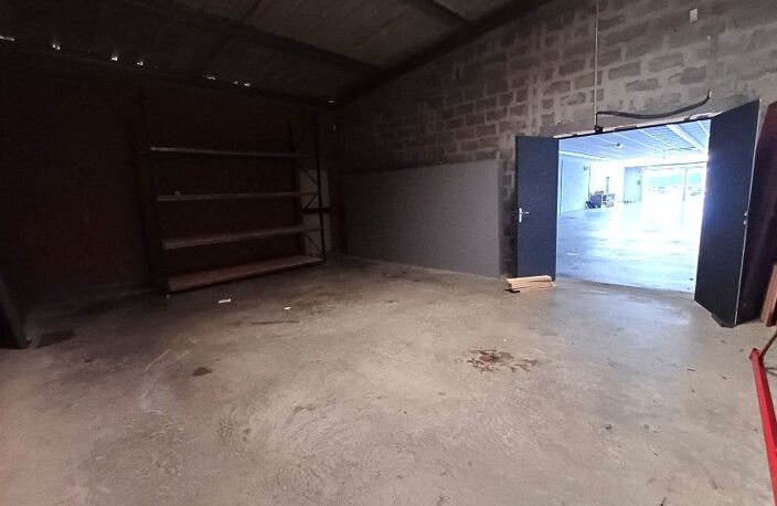 Local commercial à louer - 550m² - Zone d'activité dynamique à SAINT PIERRE UD MONT — photo 5
