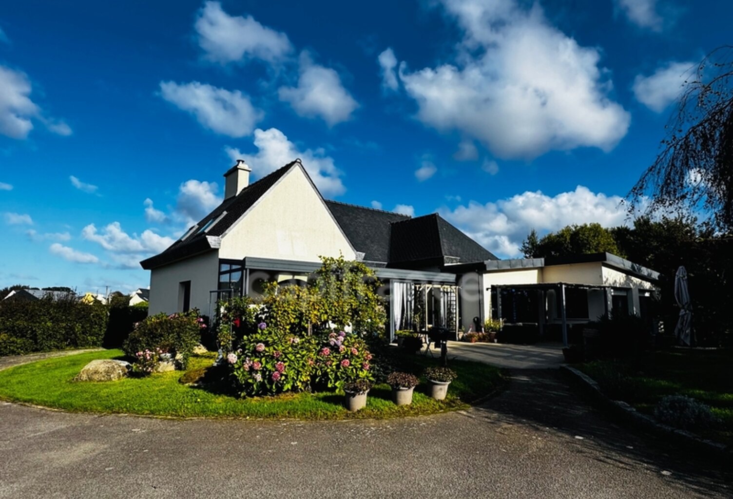 Maison spacieuse avec jardin fleuri et piscine intérieure LANDEDA (29) — photo 1