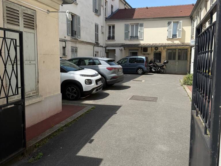 Garage   — photo 1