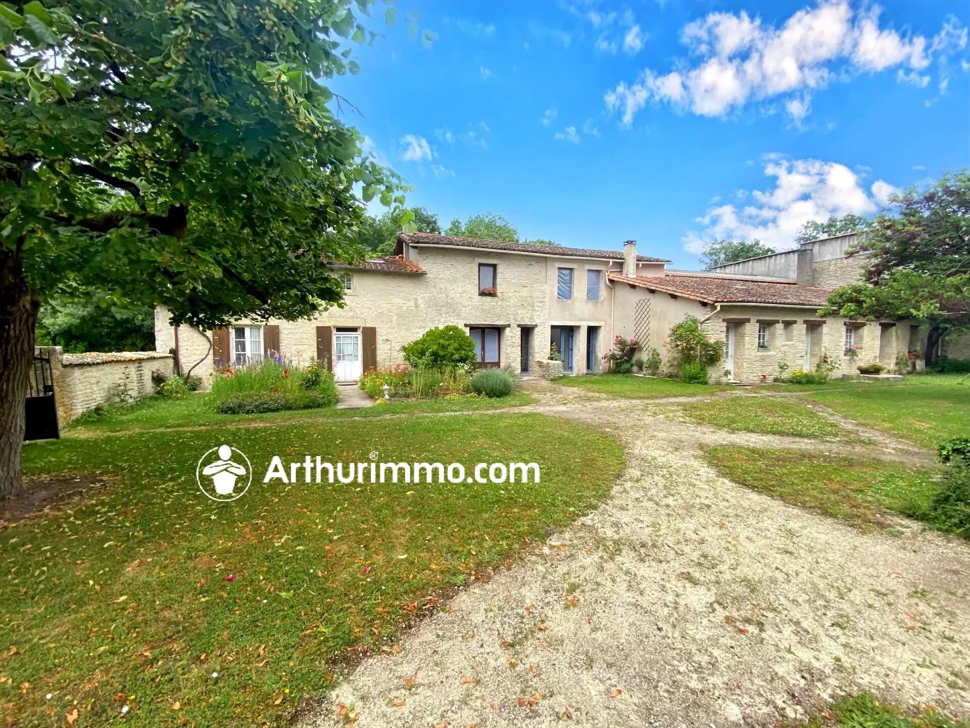 Maison 14 pièces 203 m² · à Villefollet · 203 m² · 177 000 €