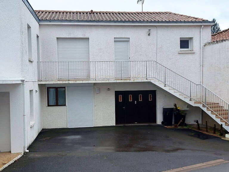 Ensemble immobilier 3 logements + jardin   centre L'Hermenau — photo 1
