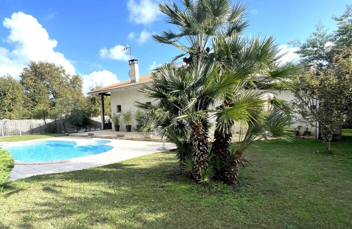 Maison T8 avec piscine beaux volumes + dépendances dont local aménagé et double garage — photo 2