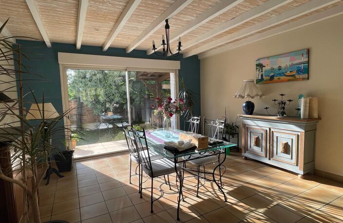 Maison T8 avec piscine beaux volumes + dépendances dont local aménagé et double garage — photo 3