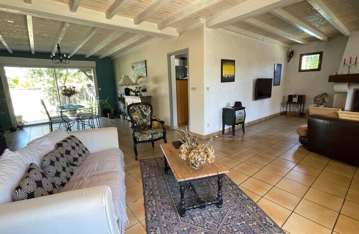 Maison T8 avec piscine beaux volumes + dépendances dont local aménagé et double garage — photo 4