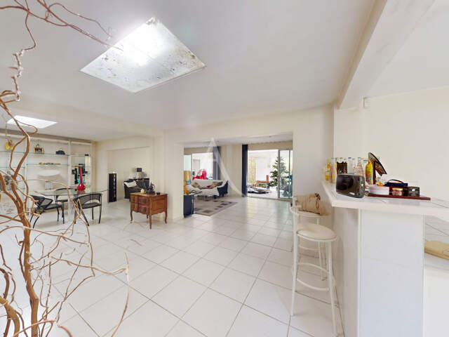 Maison de plain-pied à vendre. Grand séjour 100 m², 3 chambres, 2 garages — photo du bien