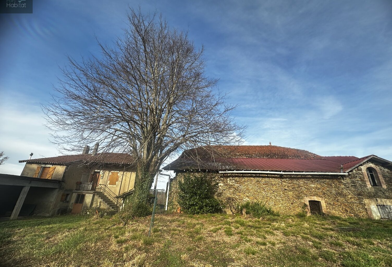 Isolé avec vue dégagée,Petit corps de ferme composé d'une maison, une grange avec appenti et annexes — photo 1