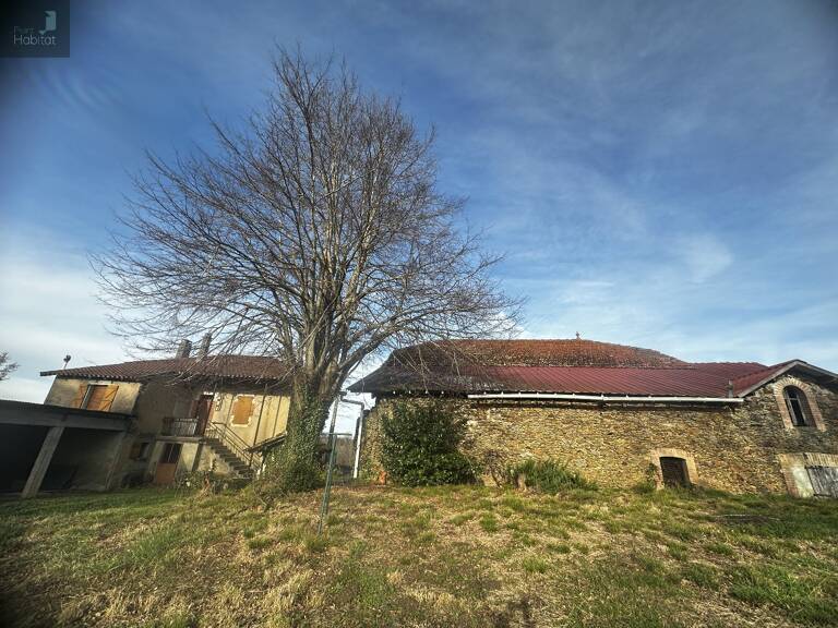 Isolé avec vue dégagée,Petit corps de ferme composé d'une maison, une grange avec appenti et annexes — photo 1