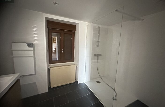 Isolé avec vue dégagée,Petit corps de ferme composé d'une maison, une grange avec appenti et annexes — photo 2