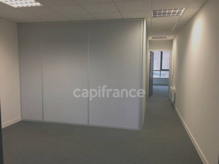 Dpt Nord (59), à vendre ROUBAIX immeuble de rapport Bureau 67m2 centre-ville en zone franche et QQPV au pied des transports — photo 1