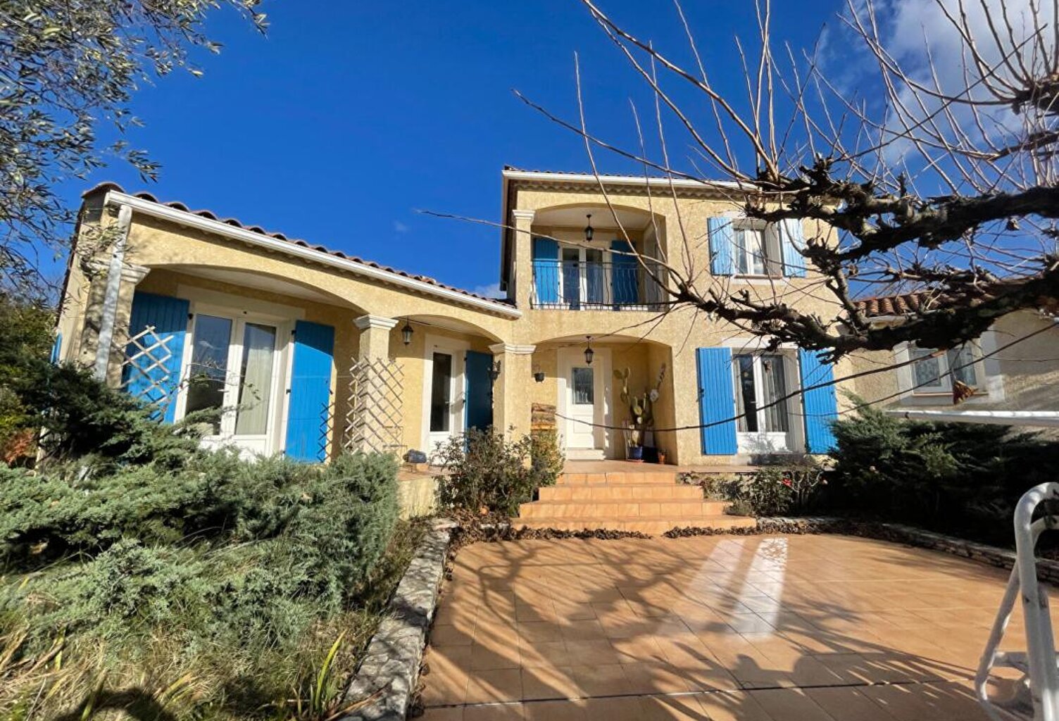 Villa traditionnelle de 2005 composée 4 chambres double garage terrain 3040 m2 constructible — photo 1