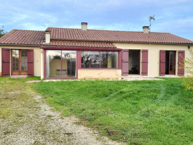Maison  traditionnelle de plain pied de 114 m²  6 pièces sur parcelle de 1658 m² garage et piscine — photo du bien