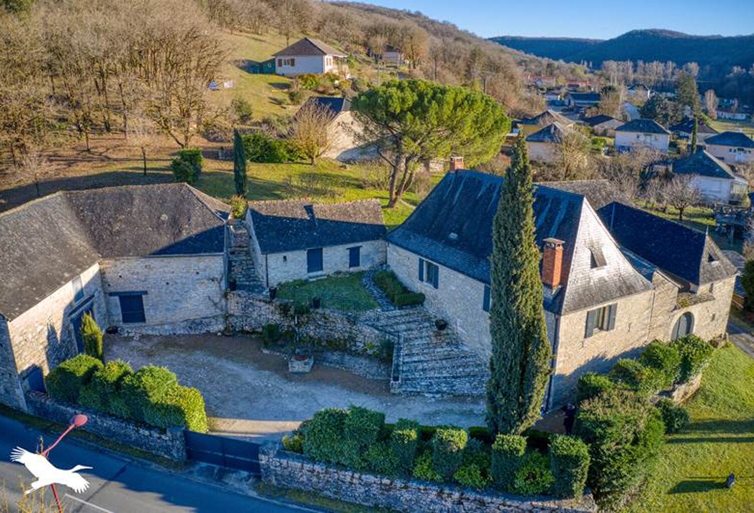 Maison en pierre de 7 pièces principales — photo 1