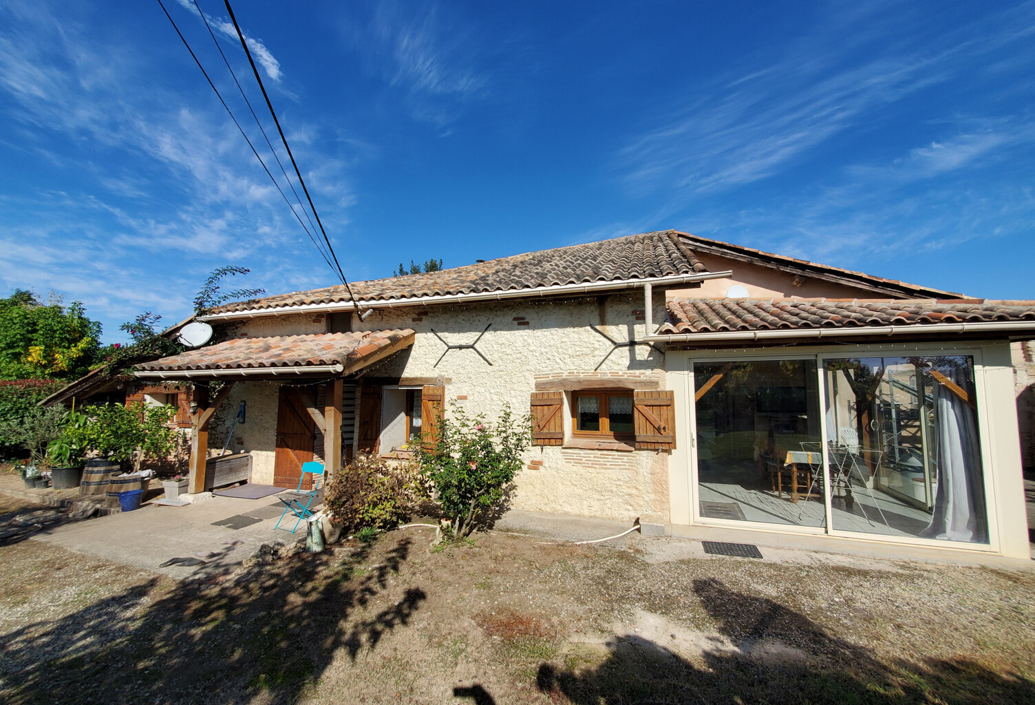 Maison en pierres et terre + séchoir + terrain — photo 1