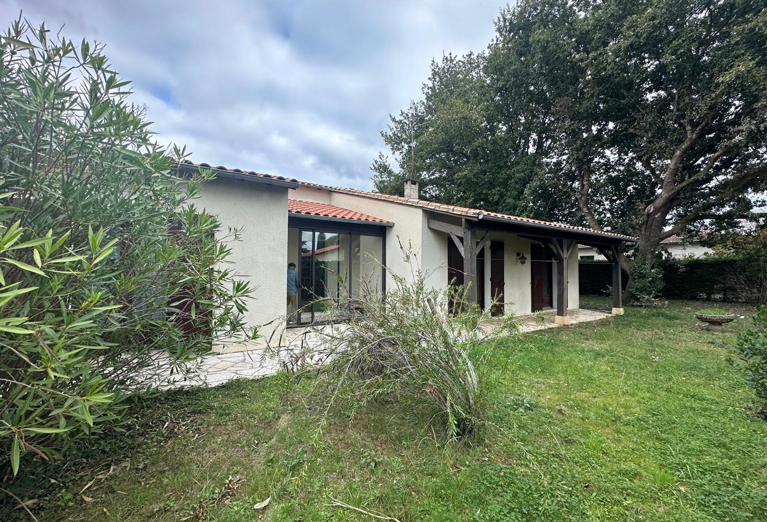 Dans un quartier très recherché cette villa de 150m2offre un beau potentiel — photo 1