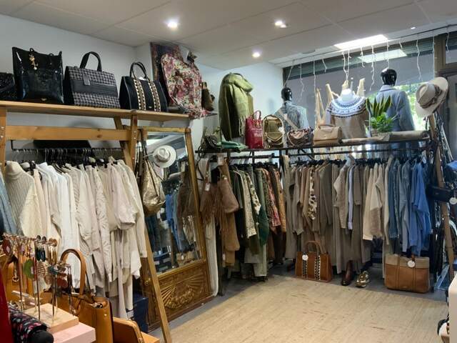 Fonds de commerce à vendre proche grasse centre ville prêt a porter homme femme enfant .accessoire de mode .produits de beauté — photo du bien